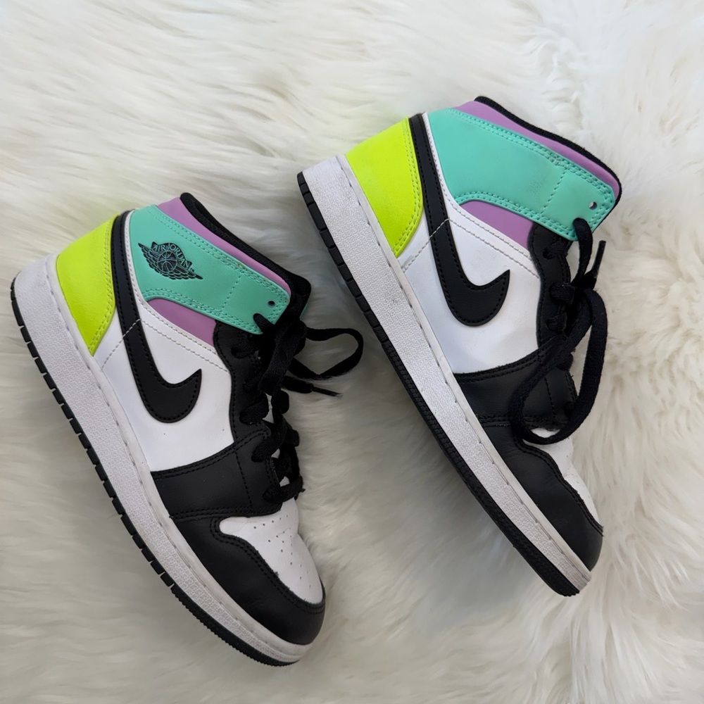 NIKE Youth Air Jordan 1 Mid GS 554725
175 Pastel - Y6.5/W8 - Picture 2 of 6